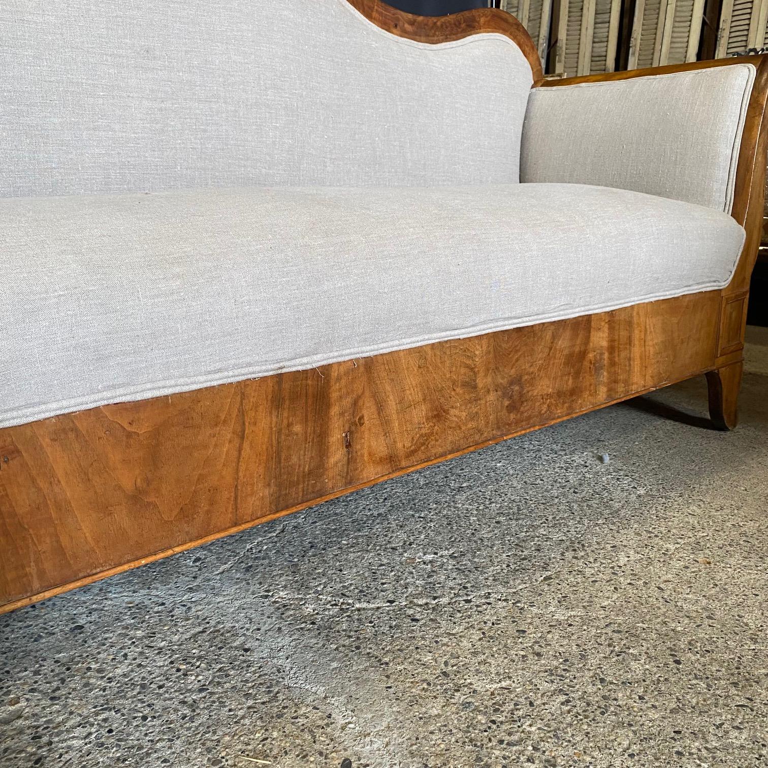 Elegante Sofá Biedermeier del Siglo XIX Recién Tapizado en venta 1
