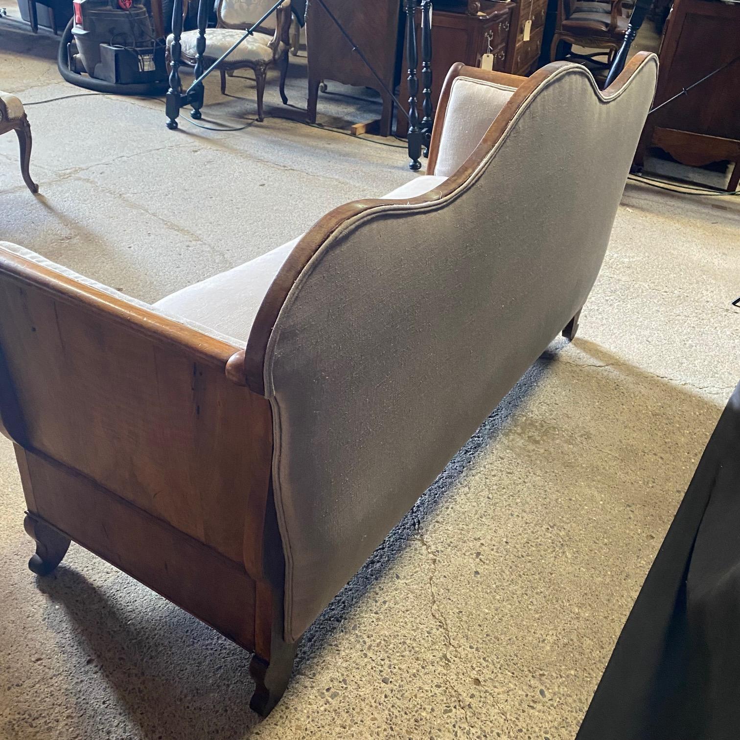 Elegante Sofá Biedermeier del Siglo XIX Recién Tapizado en venta 2
