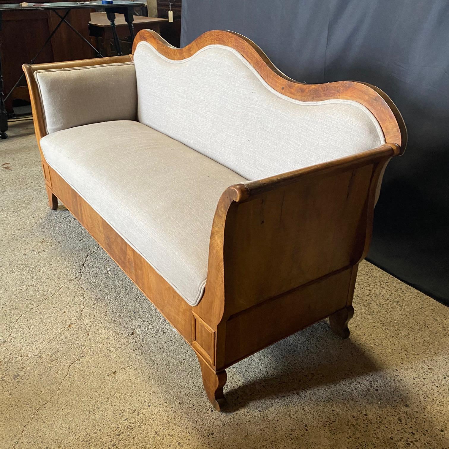 Elegante Sofá Biedermeier del Siglo XIX Recién Tapizado en venta 3