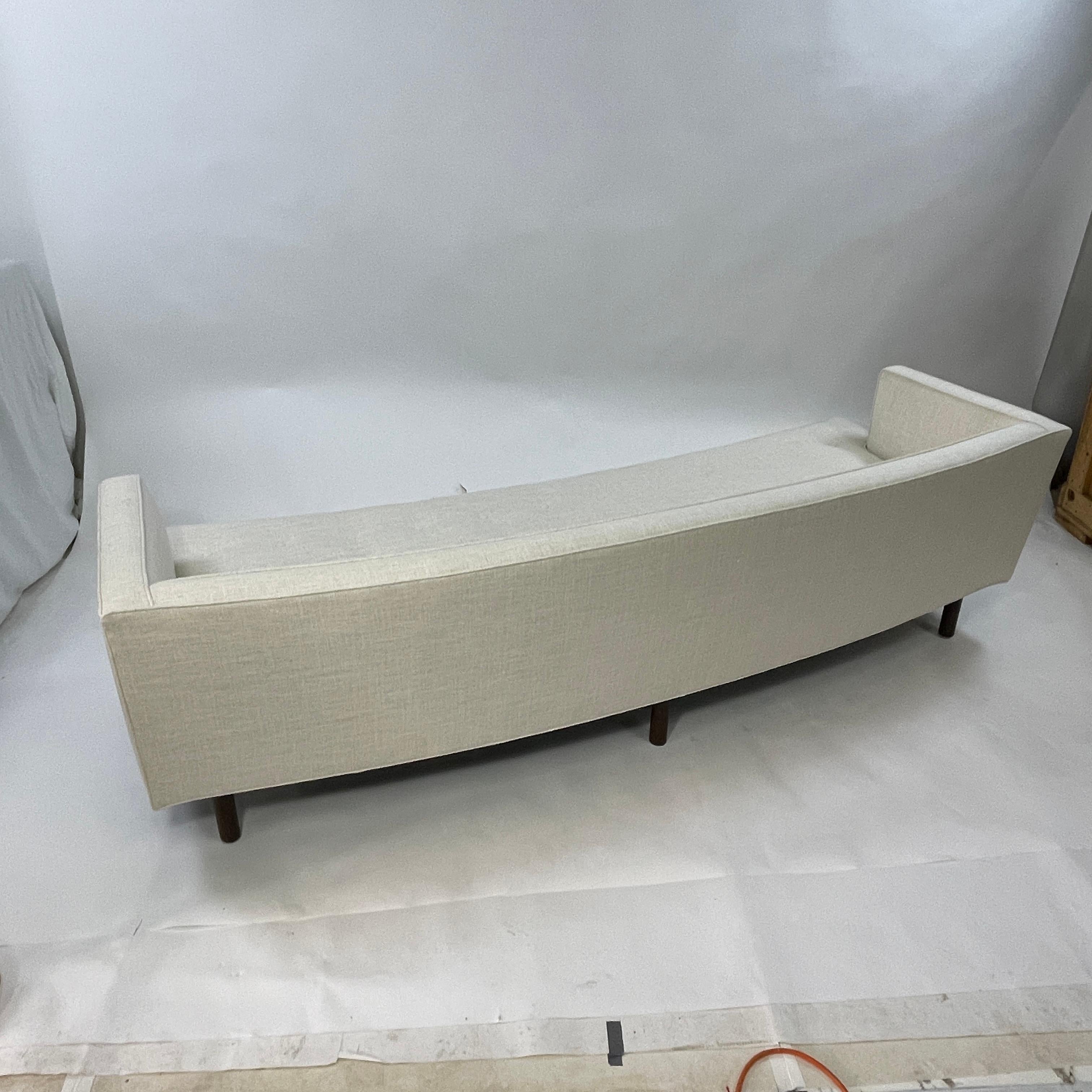 Elegant Newly Upholstered Curved Harvey Probber Sofa  For Sale 4