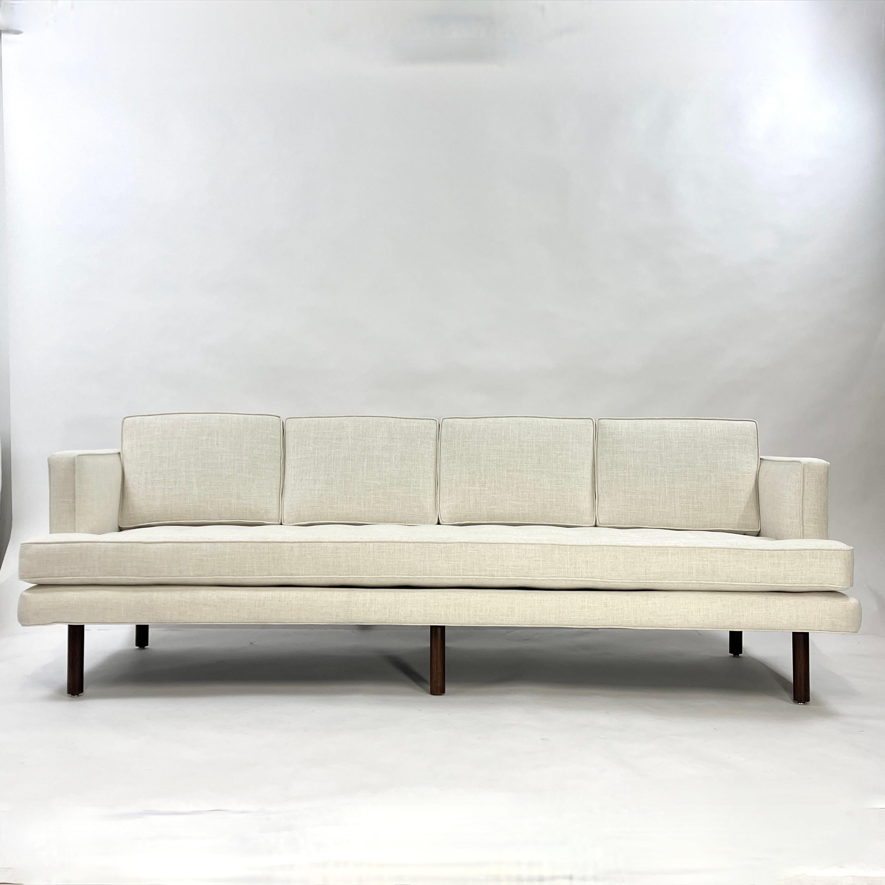 Elegant Newly Upholstered Curved Harvey Probber Sofa  In Excellent Condition For Sale In Hudson, NY