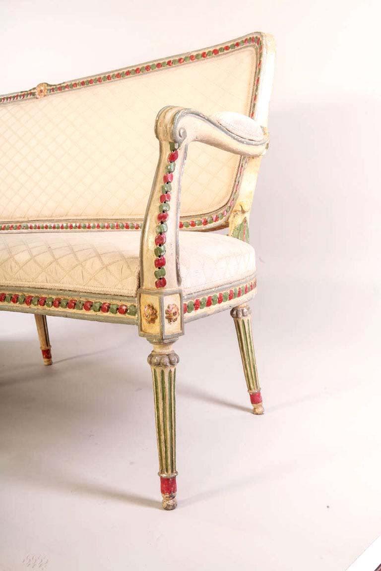 Louis XVI Elegance Nord Italian 18th Century Painted Sofa or Canapè en vente