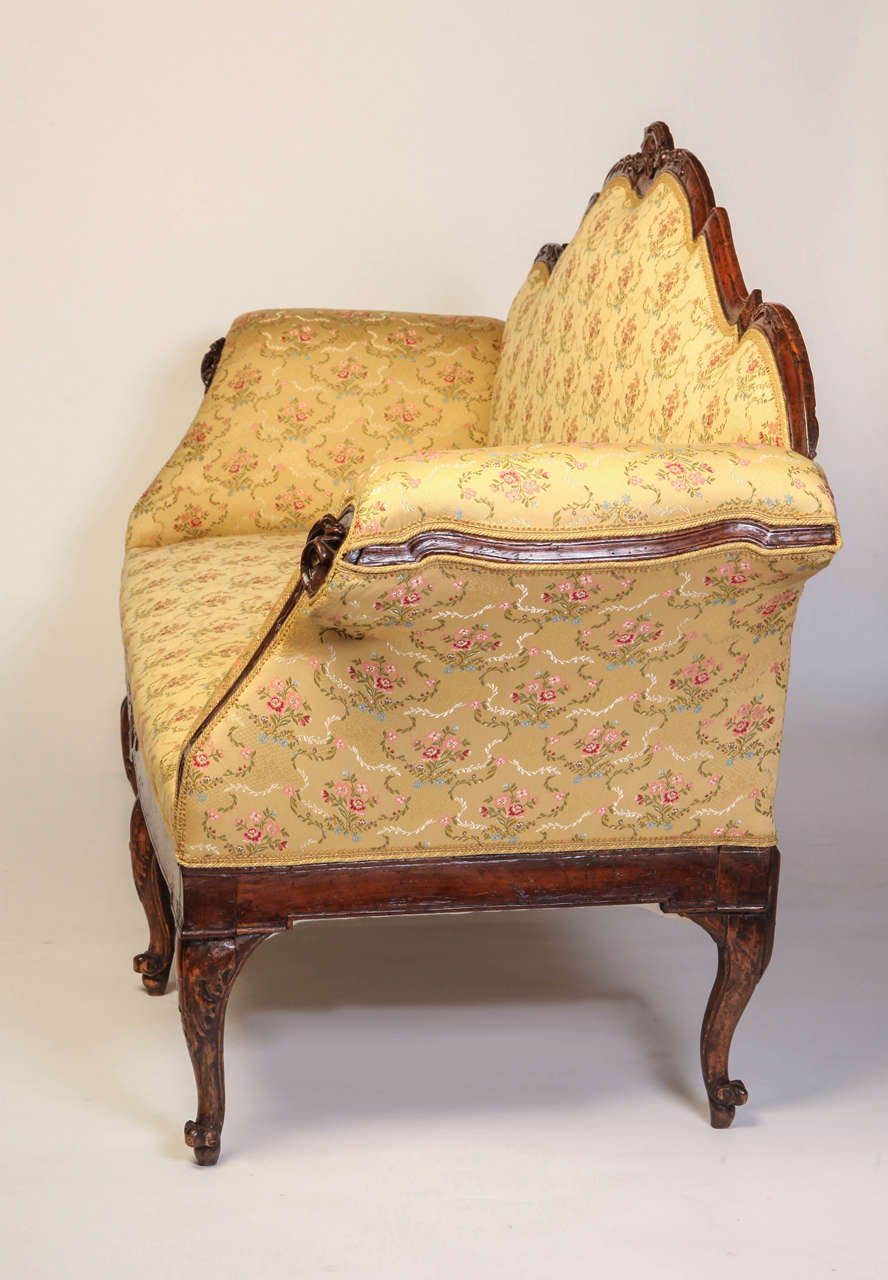 Elegant Nord Italian 18th Century Walnut Settee, 1750 In Good Condition For Sale In Rome, IT