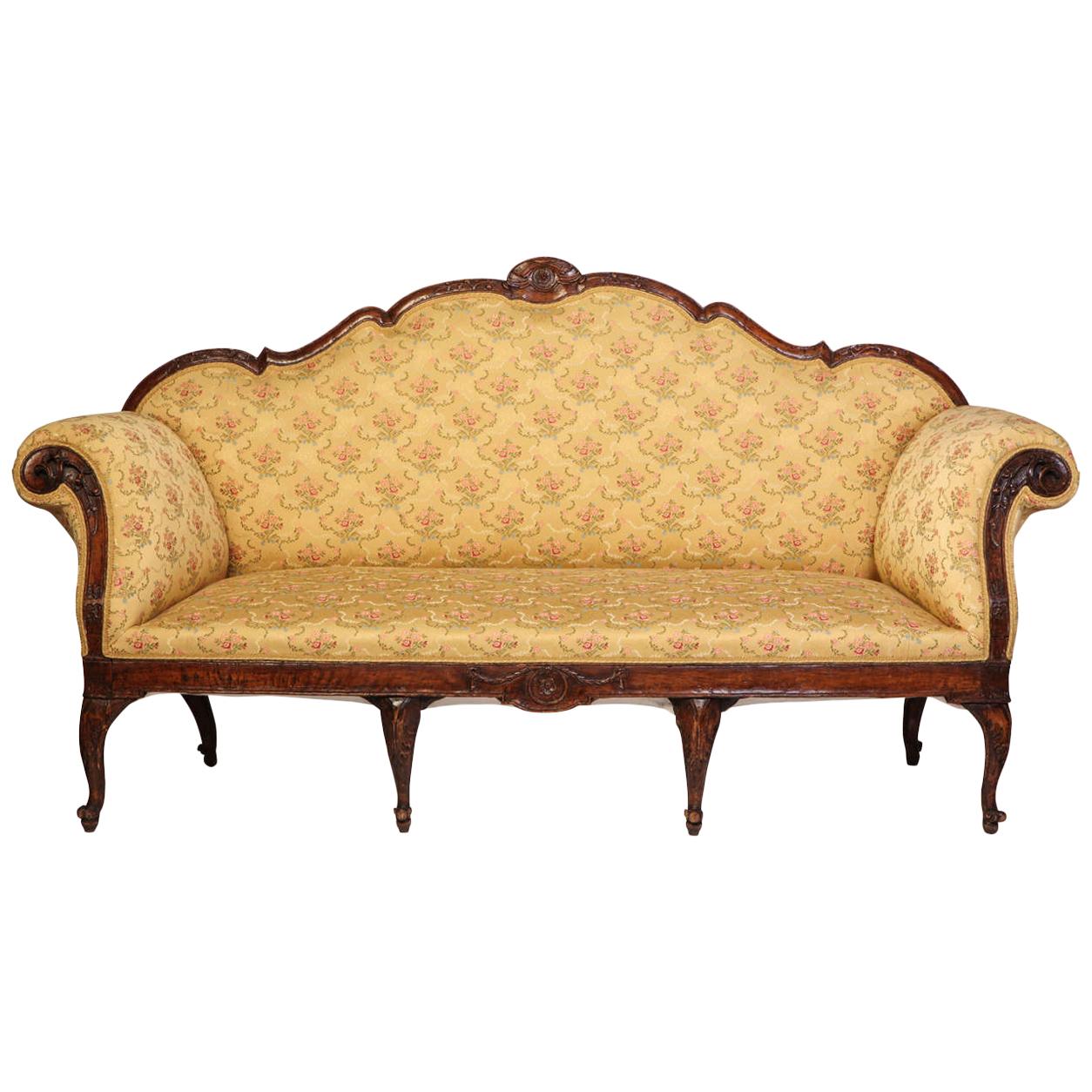 Élégante banquette d'Italie du Nord du 18ème siècle en noyer, 1750