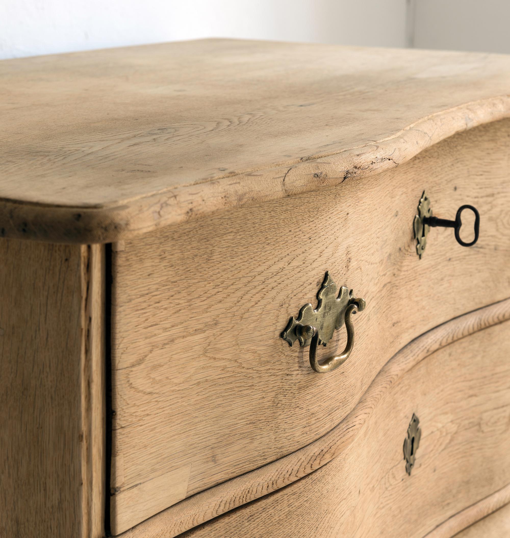 Swedish Elegant Northern 18th Century Baroque Commode Galbée in Bleached Oak