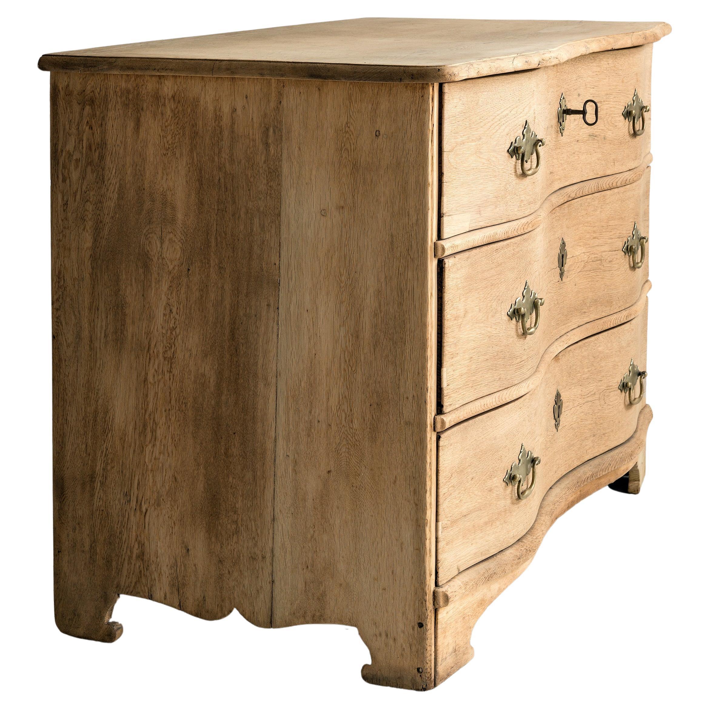 Elegant Northern 18th Century Baroque Commode Galbée in Bleached Oak In Good Condition In Jesteburg, DE