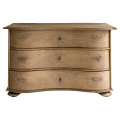 Élégante Commode Galbée Baroque du Nord du 18ème siècle en chêne blanchi