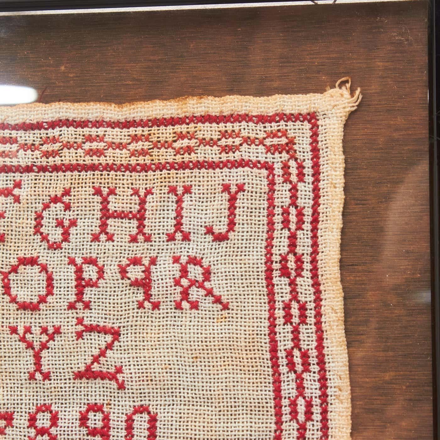 Elegant Nostalgia: Vintage 20th Century Cross-Stitch Sampler - Red on White In Good Condition For Sale In Barcelona, ES