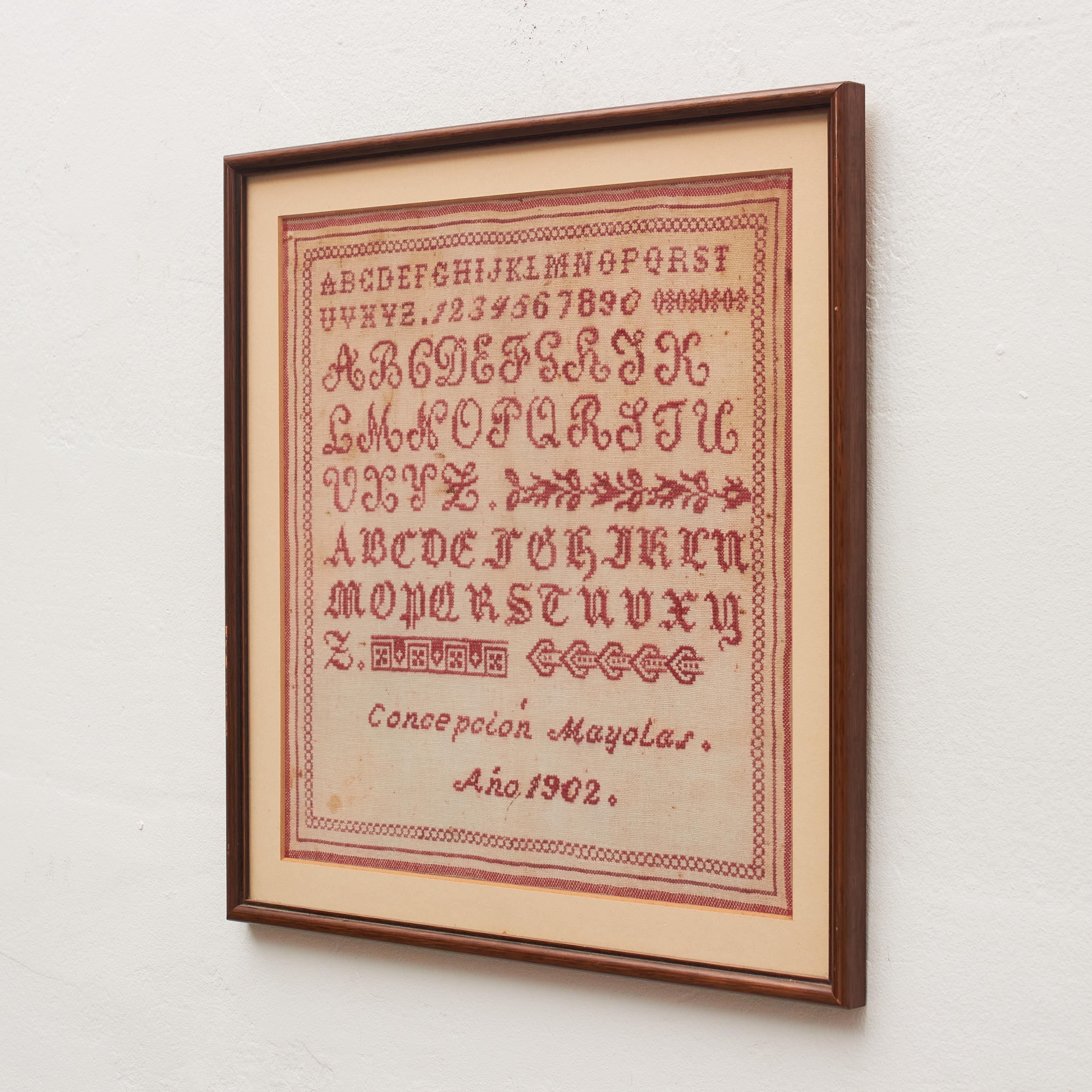 Tissu Nostalgia: Vintage 20th Century Cross-Stitch Sampler rouge sur blanc en vente