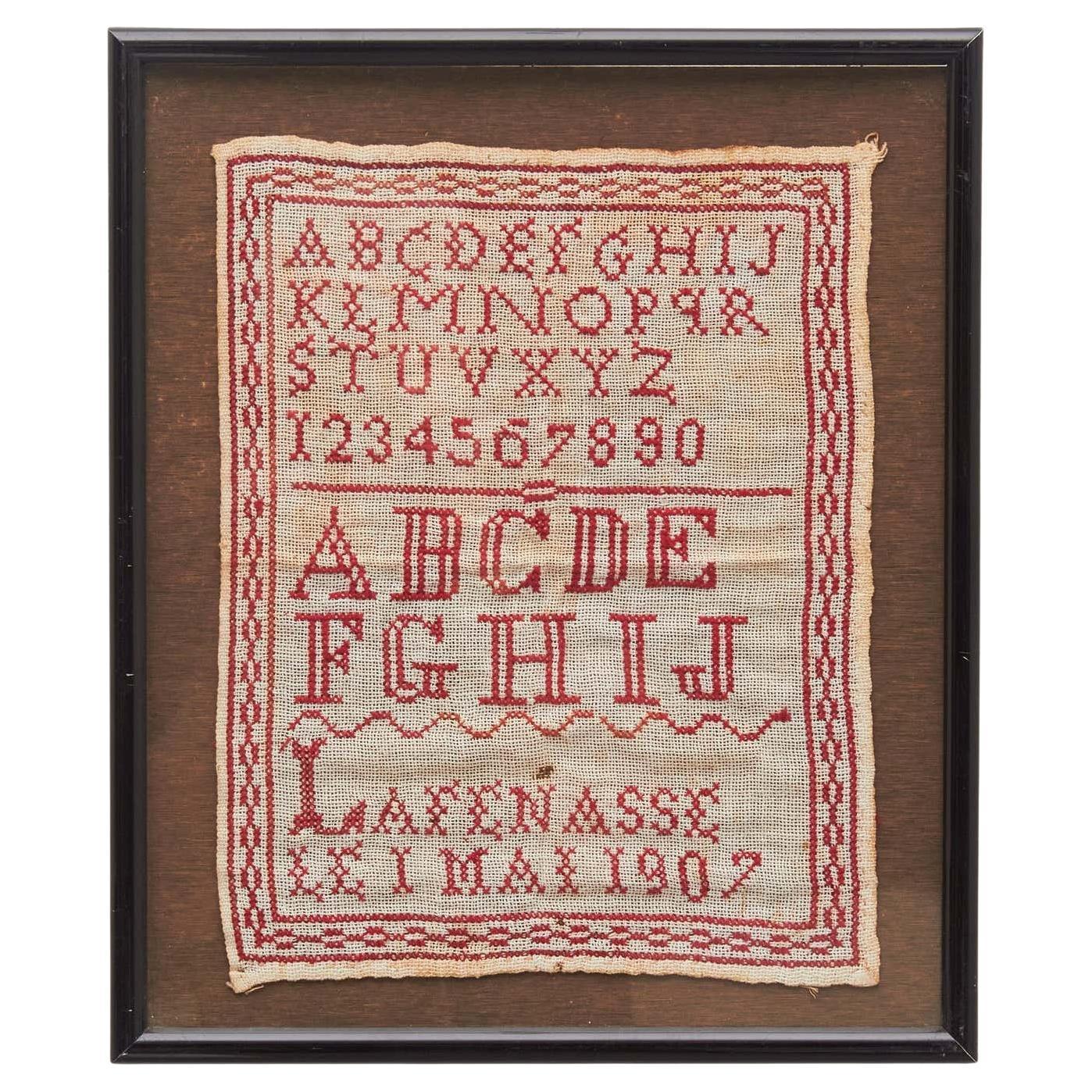 Elegante Nostalgia: Vintage Cross-Stitch-Sammlerstücke des 20. Jahrhunderts – Rot auf Weiß