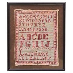 Elegante Nostalgia: Vintage Cross-Stitch-Sammlerstücke des 20. Jahrhunderts – Rot auf Weiß