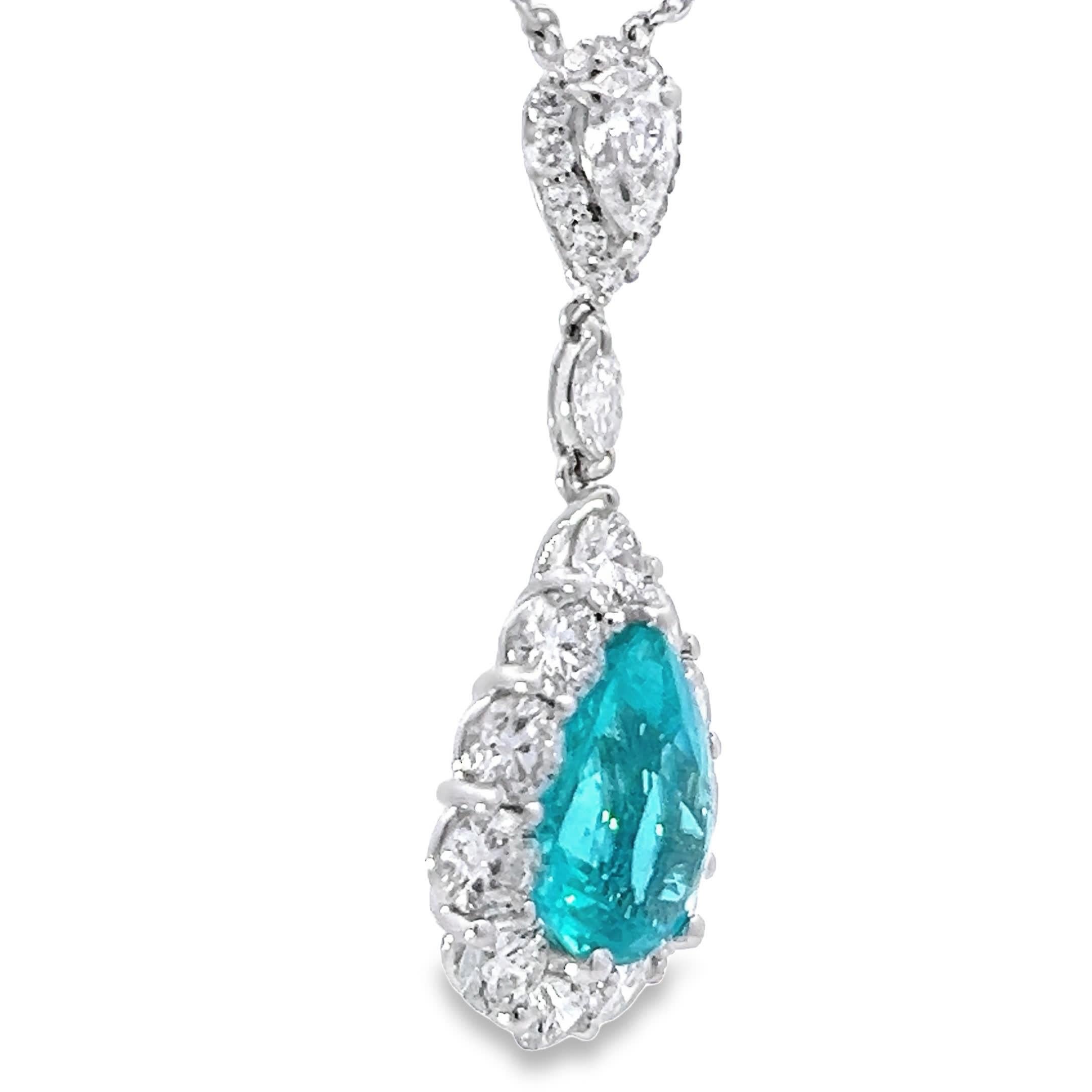 Eleganza dell'oceano: collana con ciondolo con diamanti blu e bianchi in argento sterling In condizioni Nuovo in vendita a Great Neck Plaza, NY
