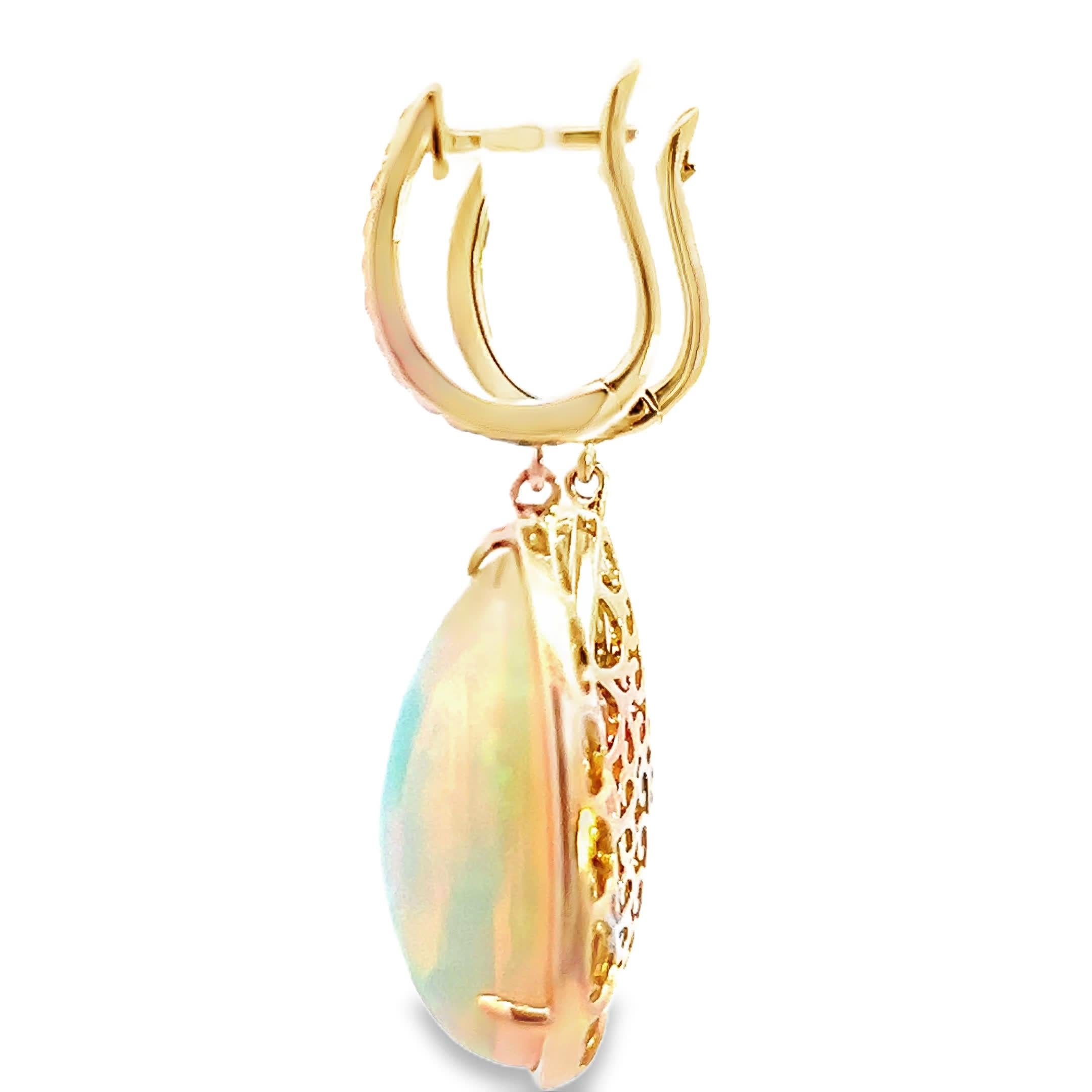 Questi splendidi orecchini a goccia di opale sono un mix perfetto di eleganza e raffinatezza. Gli opali a goccia brillano con un accattivante gioco di colori, rendendoli un accessorio accattivante per ogni occasione. Incastonati in una delicata