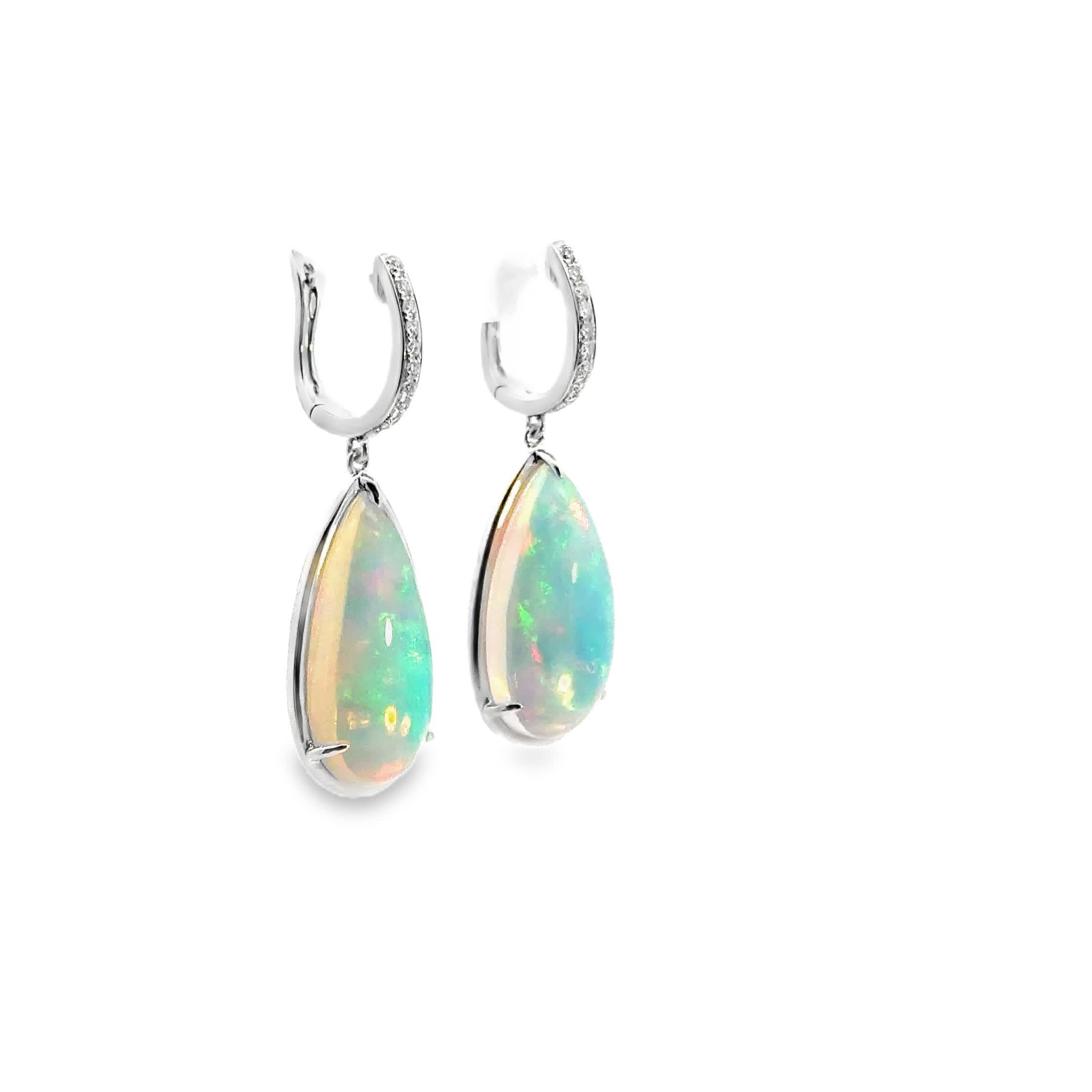 Scopri l'incantevole bellezza di questi orecchini a goccia di opale, progettati per affascinare e incantare. Gli opali scintillanti riflettono uno spettro di colori, rendendoli un accessorio perfetto per ogni occasione. Realizzati con precisione,