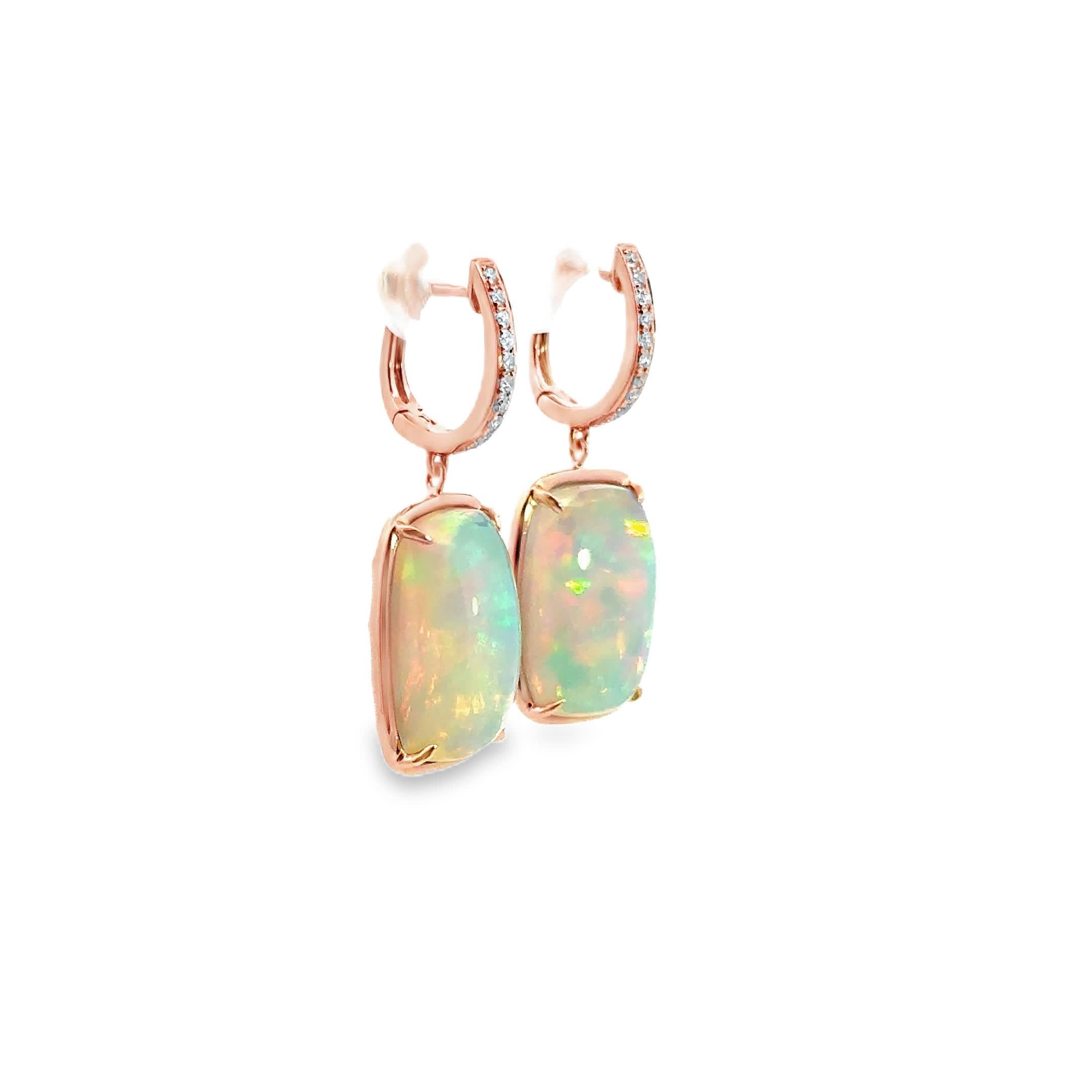 Scopri l'incantevole bellezza di questi orecchini a goccia di opale, progettati per affascinare e incantare. Le splendide pietre opali brillano con un caleidoscopio di colori, rendendole un accessorio perfetto per ogni occasione. Incastonati in una