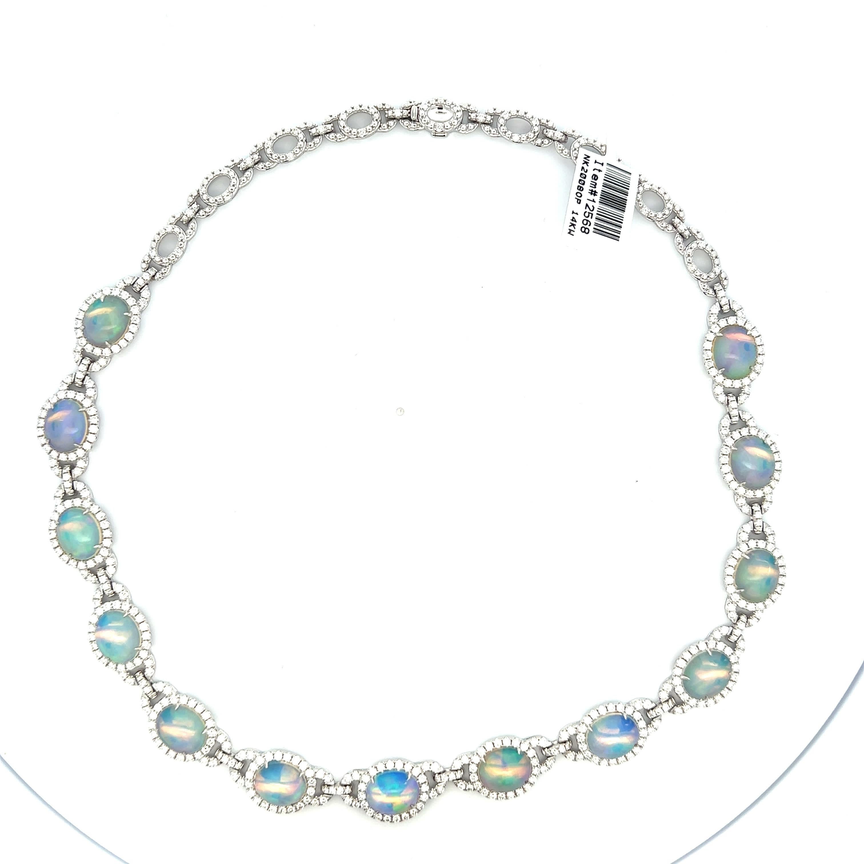 Questa splendida collana di opali presenta un design delicato che mette in risalto le pietre iridescenti. Ogni opale è circondato da intricati dettagli in oro, che lo rendono un accessorio perfetto sia per le occasioni casual che per quelle formali.