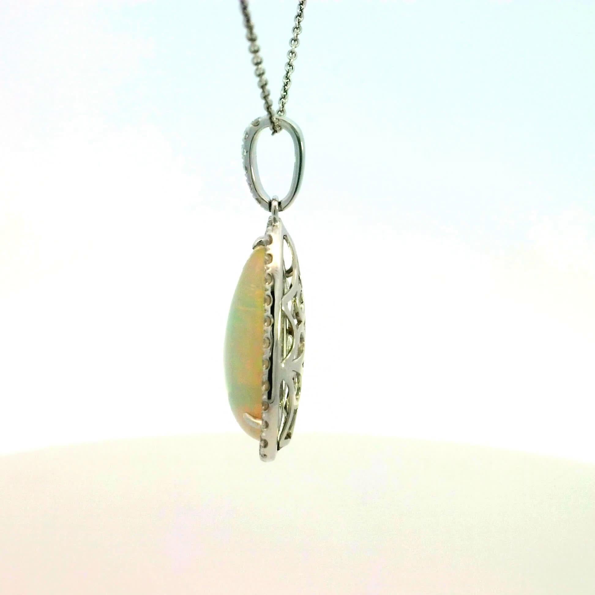 Questa squisita collana con ciondolo in opale è un vero capolavoro di eleganza e raffinatezza. L'opale a goccia, con il suo ipnotico gioco di colori, è circondato da un'aureola di diamanti scintillanti che aggiungono un tocco di lusso e