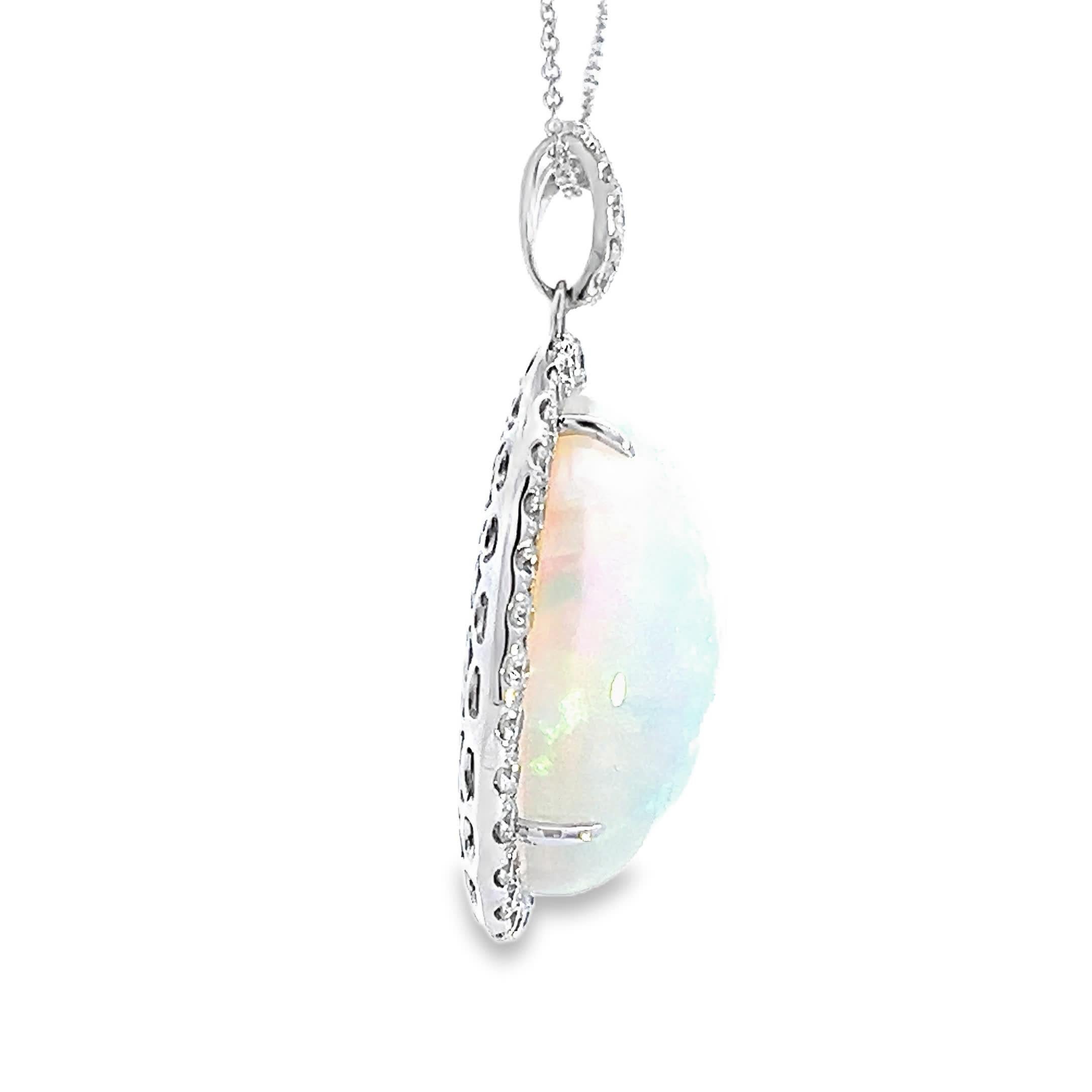 Donna Elegante collana con ciondolo in opale in vendita