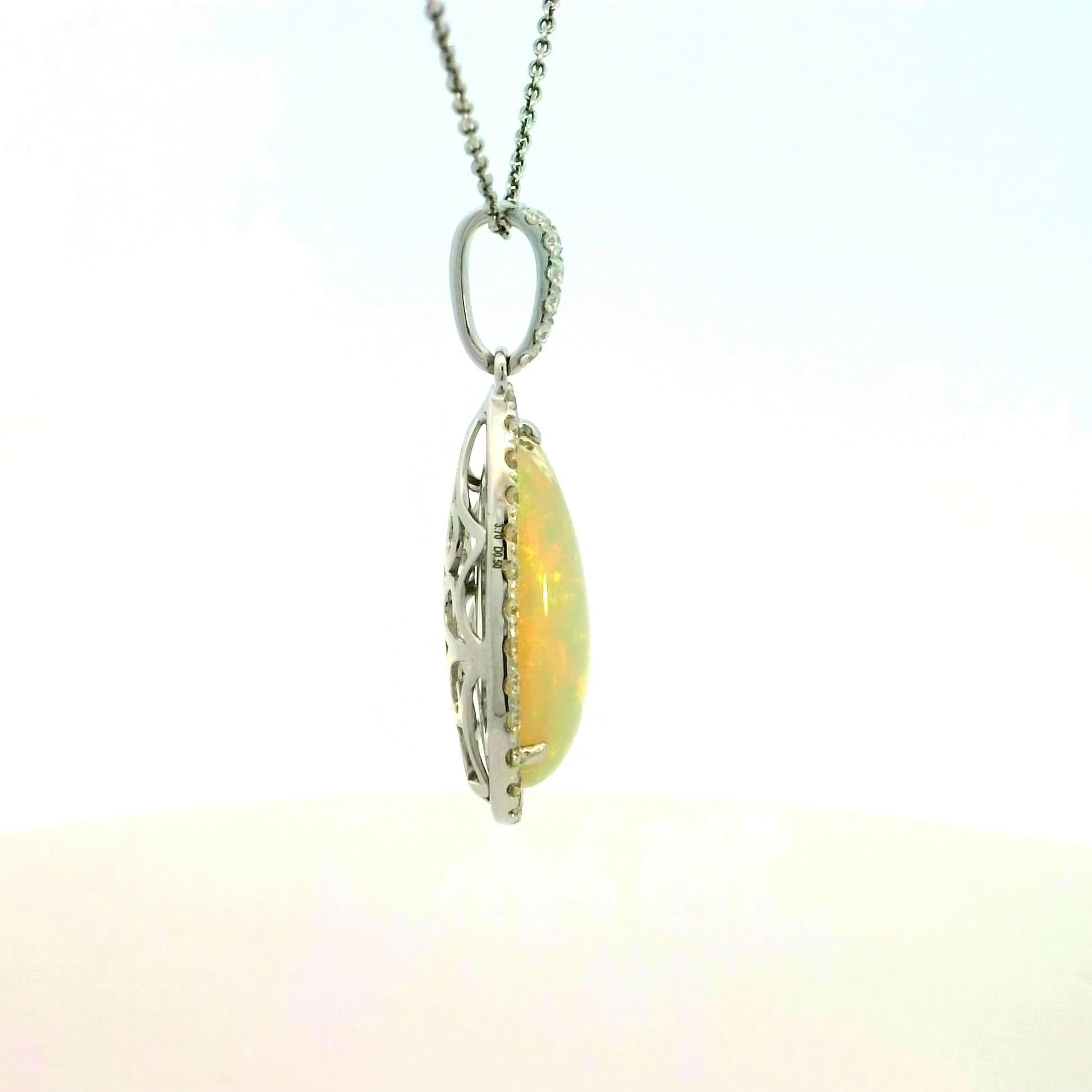 Donna Elegante collana con ciondolo in opale in vendita