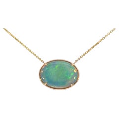 Elegante collana con ciondolo in opale