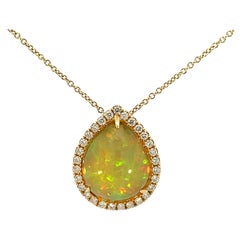 Elegante collana con ciondolo in opale