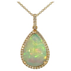 Elegante collana con ciondolo in opale