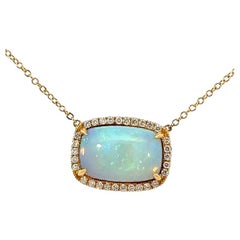 Elegante collana con ciondolo in opale