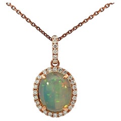 Elegante collana con ciondolo in opale