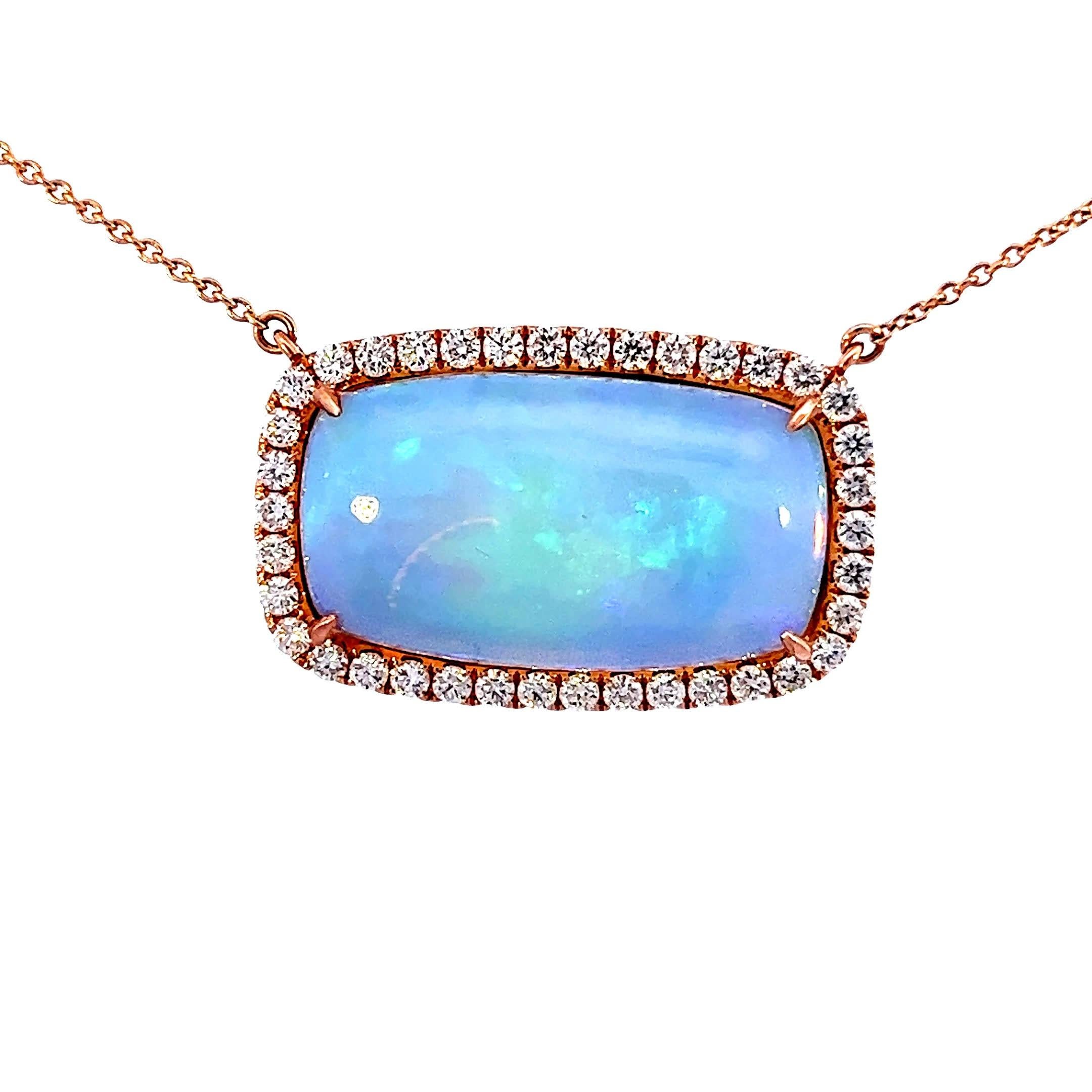 Questo splendido ciondolo in opale è un vero e proprio pezzo forte, caratterizzato da un opale splendidamente tagliato e circondato da scintillanti accenti di diamanti. La delicata catena in oro rosa aggiunge un tocco di calore, rendendolo perfetto