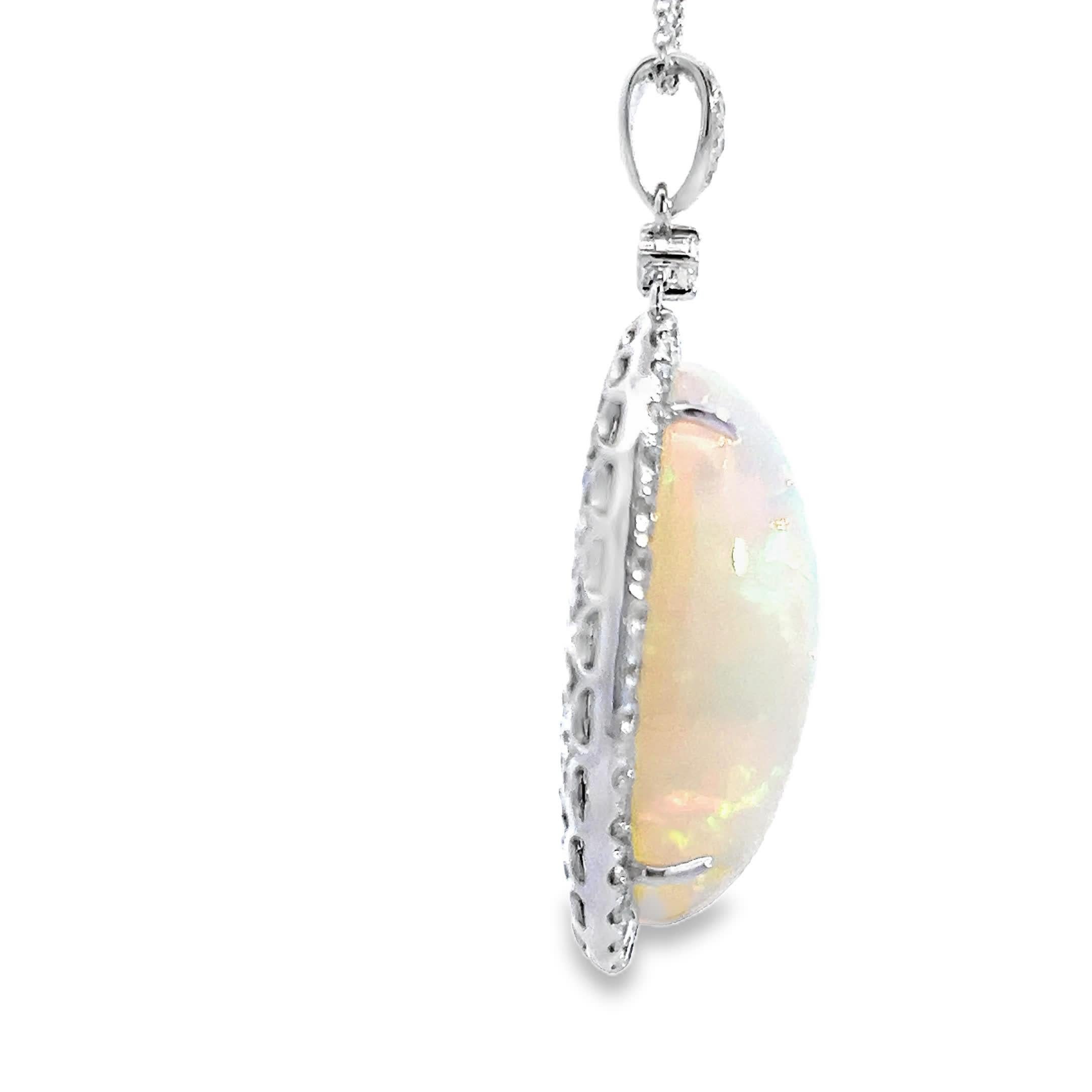 Donna Elegante ciondolo con opale e accenti di diamante in vendita