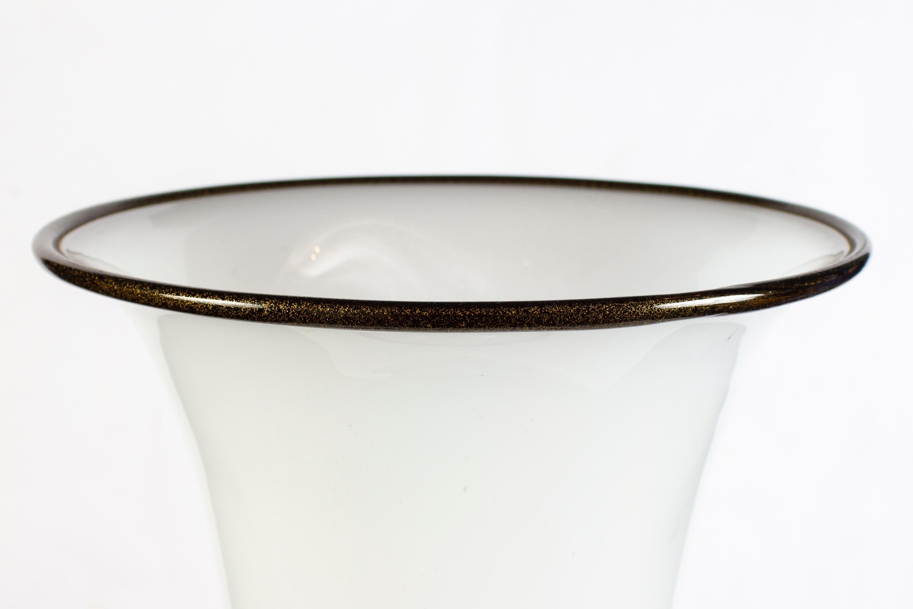 Late 20th Century Elegant Opaline Murano Glass Table Lamp by Barovier & Toso Primavera Model 1980' For Sale