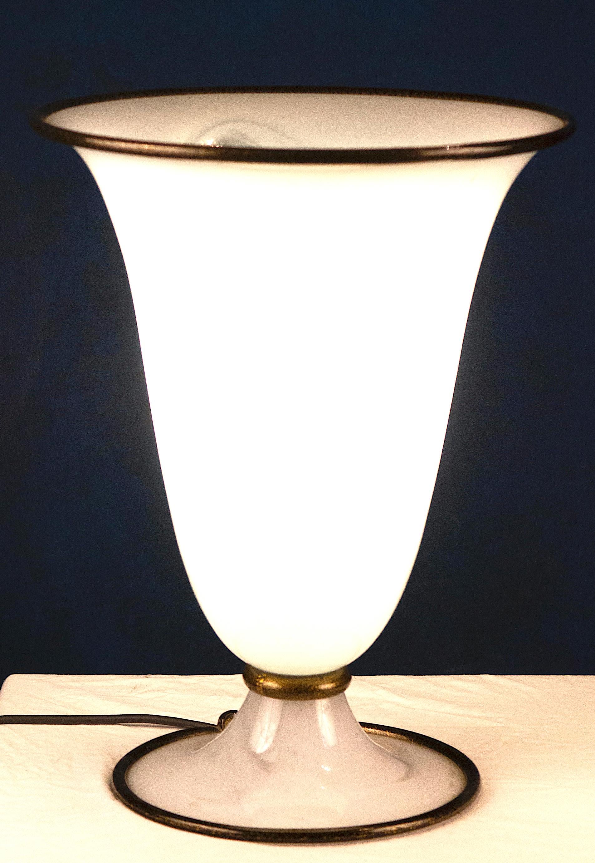 Elegant Opaline Murano Glass Table Lamp by Barovier & Toso Primavera Model 1980' For Sale 1