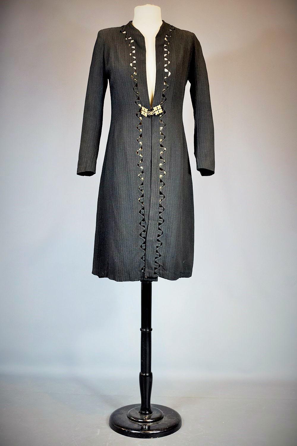 Elegant Openwork Wool Crepe Evening Coat - France Circa 1935-1945 In Good Condition For Sale In Toulon, FR