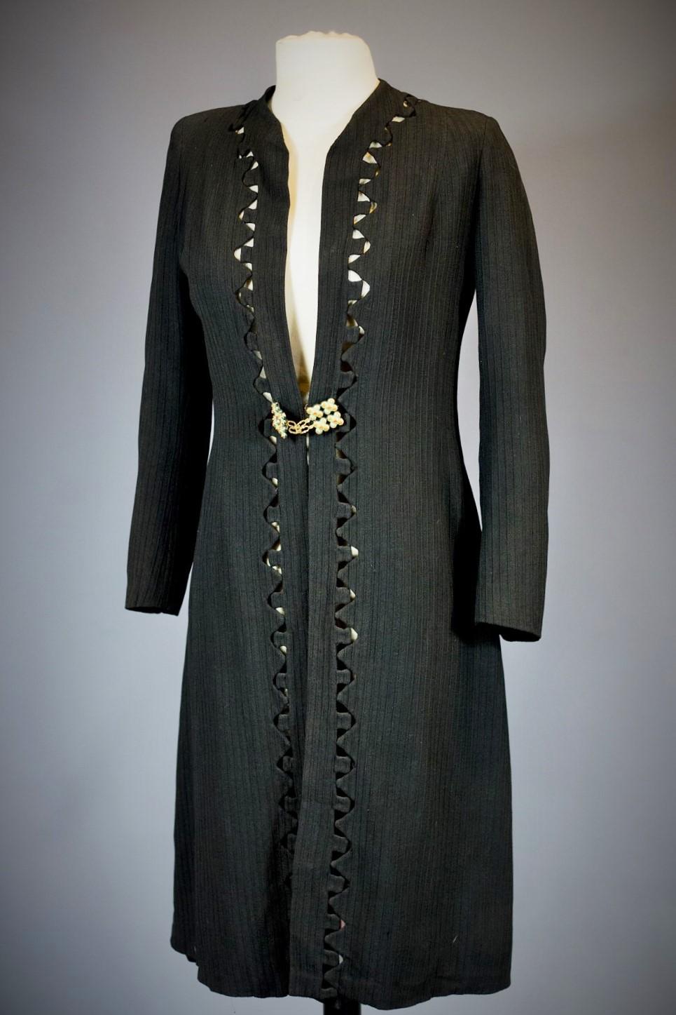 Elegant Openwork Wool Crepe Evening Coat - France Circa 1935-1945 For Sale 1