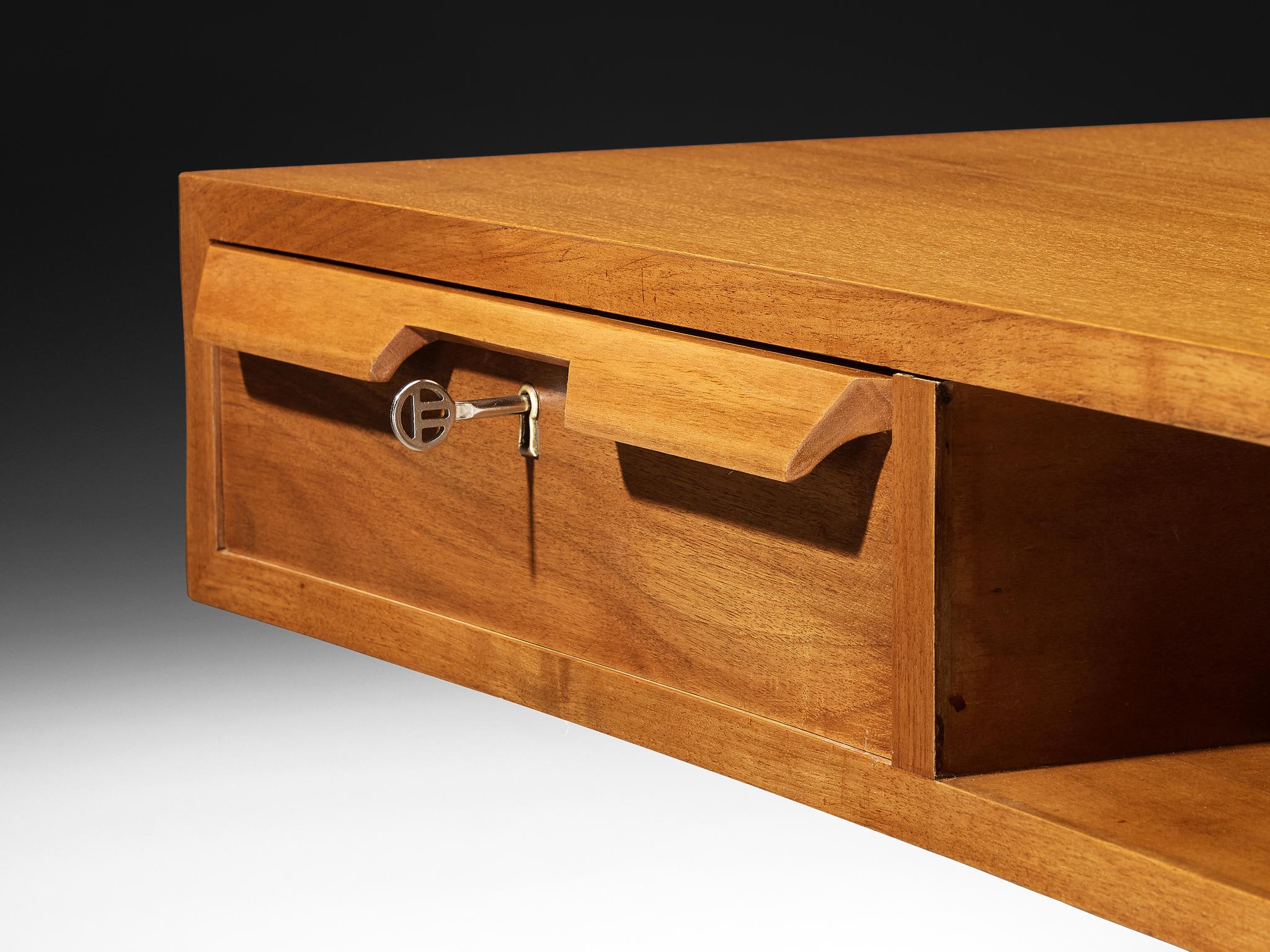Elegance Bureau italien organique en noyer années 1950 4