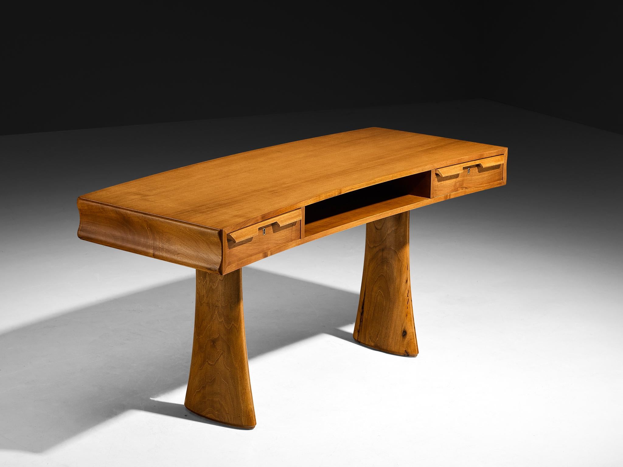 Bureau, noyer, Italie, années 1950

Cet élégant bureau, fabriqué en Italie dans les années 1950, est un exemple raffiné de l'artisanat du milieu du siècle en bois de noyer. Sa forme légèrement incurvée lui confère une présence légère, presque