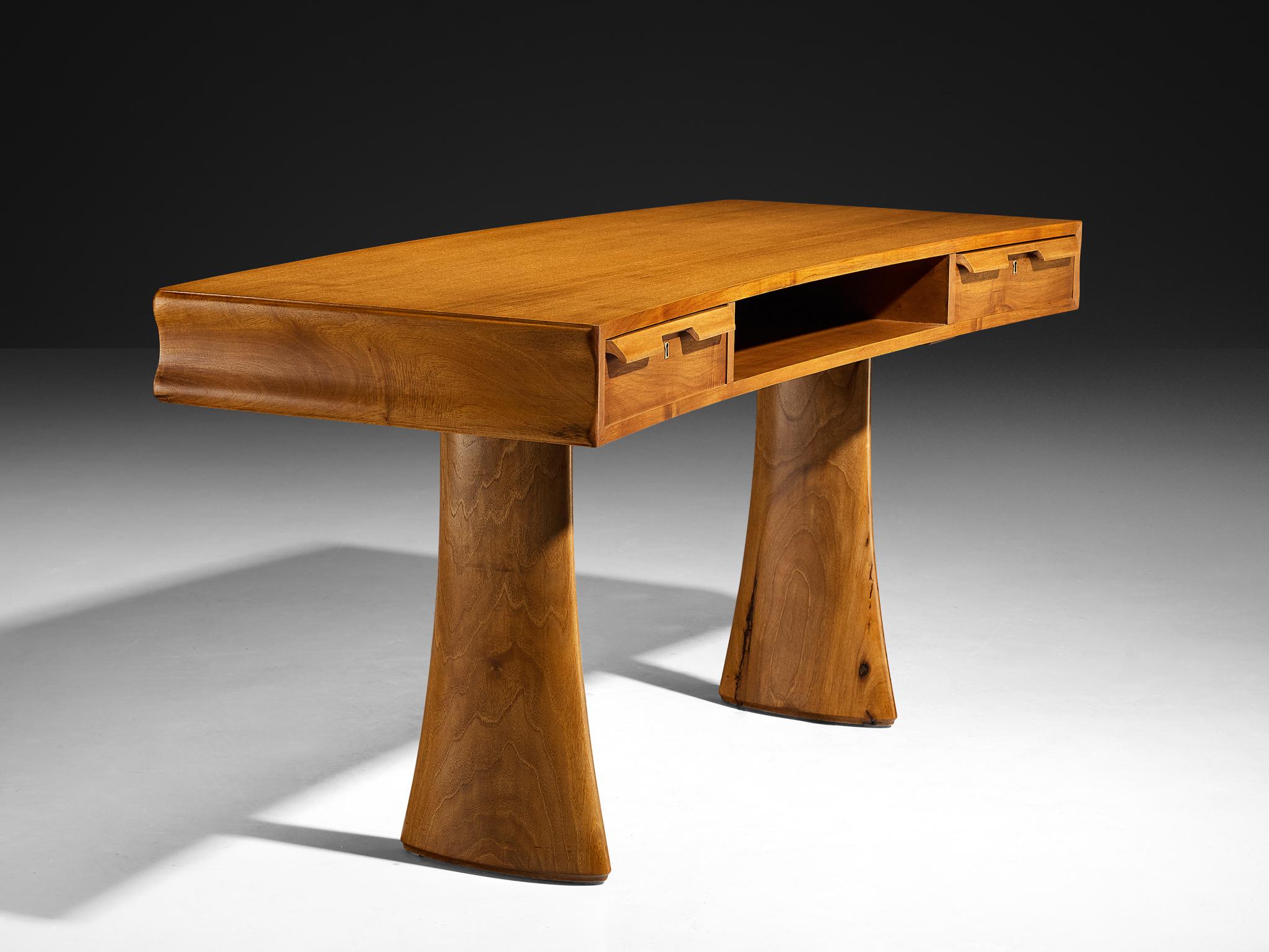 Elegance Bureau italien organique en noyer années 1950 1