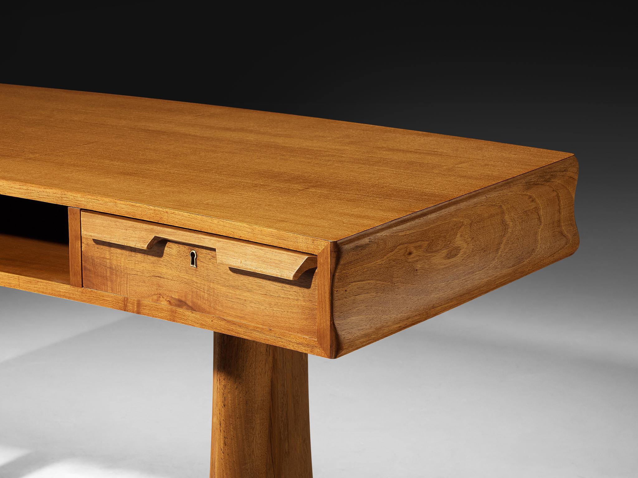 Elegance Bureau italien organique en noyer années 1950 3