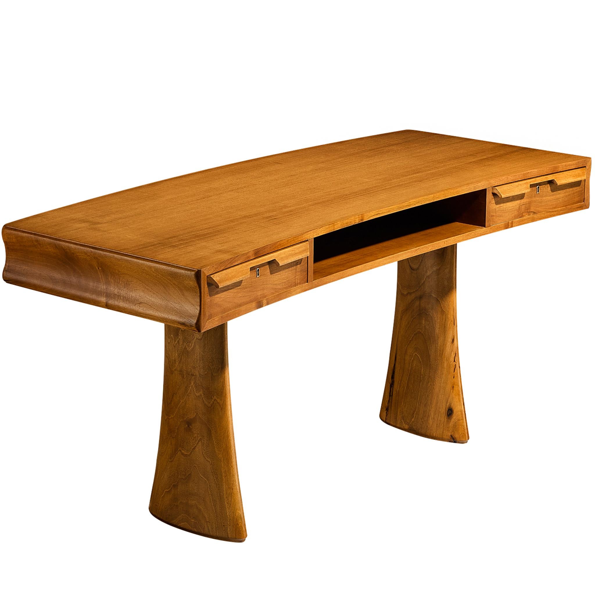 Elegance Bureau italien organique en noyer années 1950