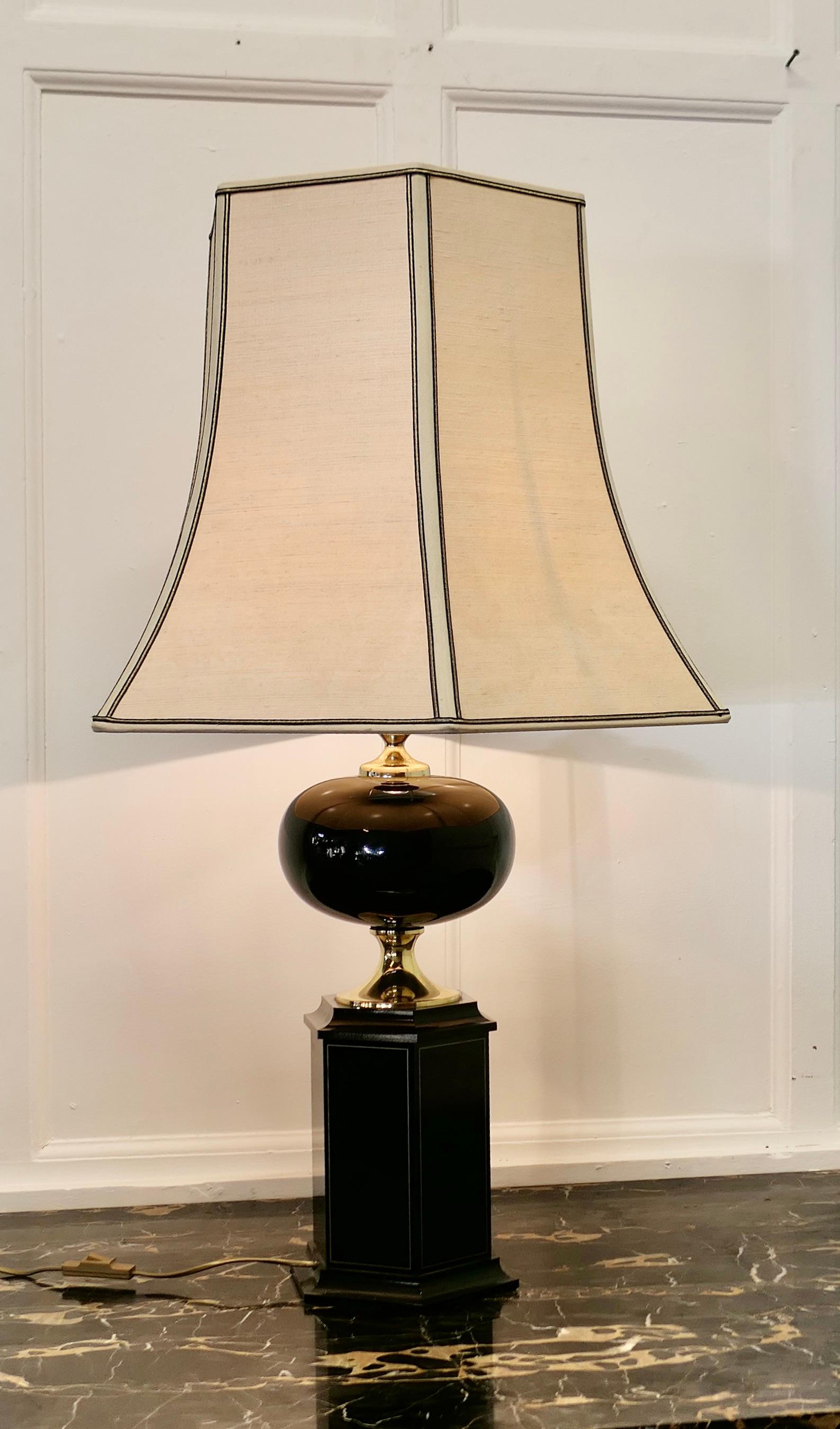 Elegant Oriental Style Black and Brass Table Lamp

This is an elegant piece, with its large 6 sided linen Lamp Shade
The lamp is in good original condition and is fully working
 The Lamp is 37” to the top of the shade which is 23” in diameter
CC236