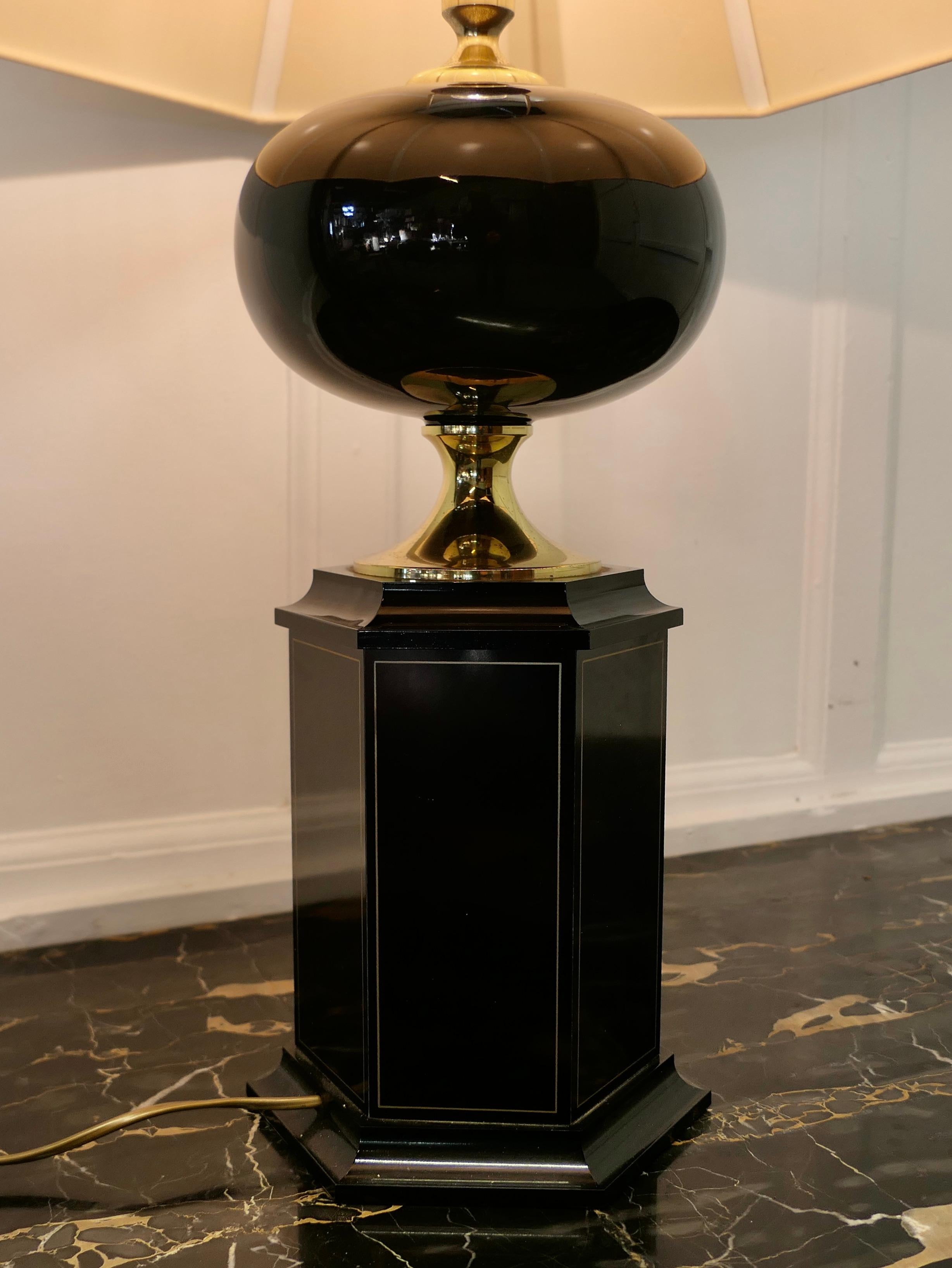 Elegant Oriental Style Black and Brass Table Lamp    In Good Condition For Sale In Chillerton, Isle of Wight