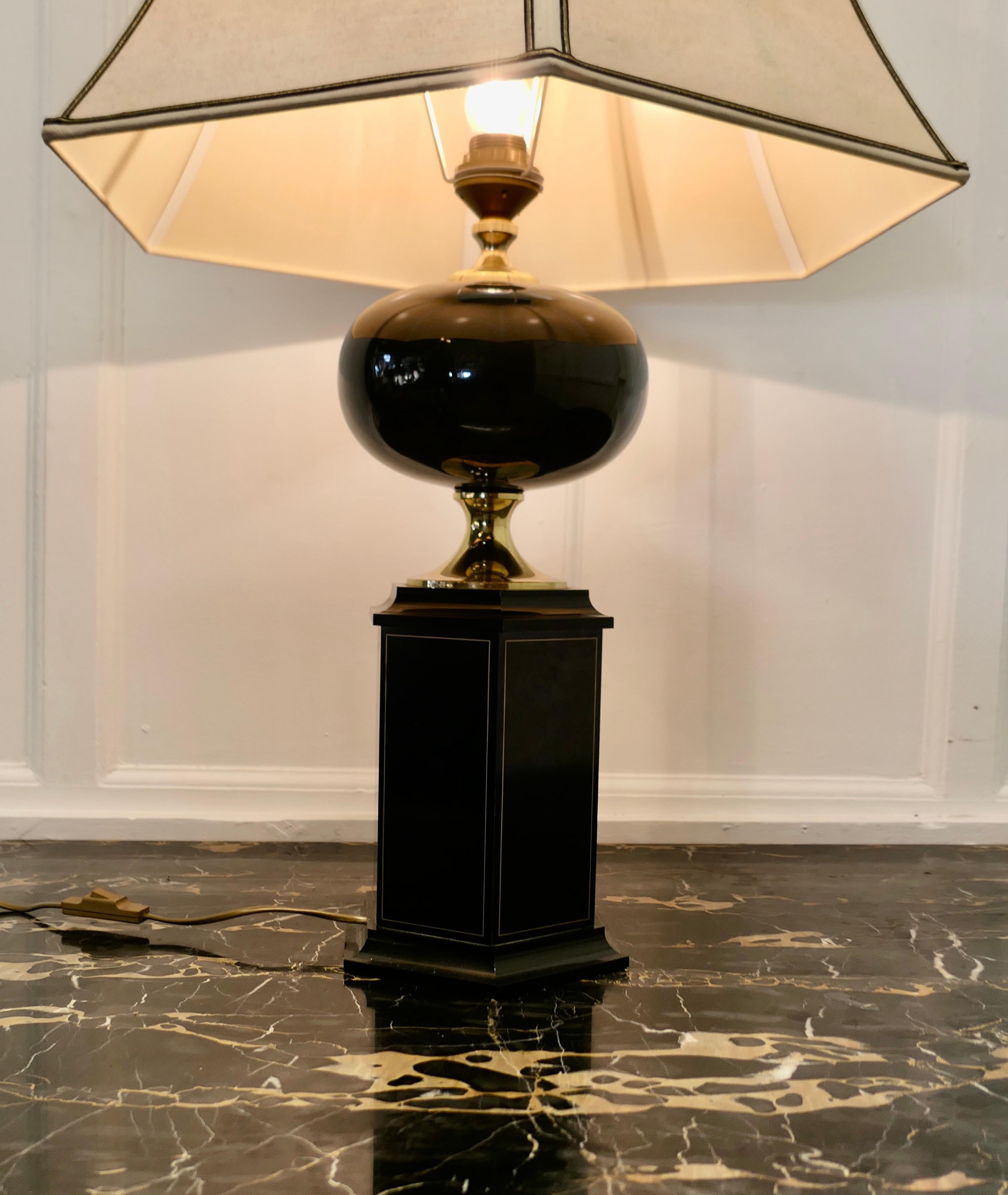 20th Century Elegant Oriental Style Black and Brass Table Lamp    For Sale
