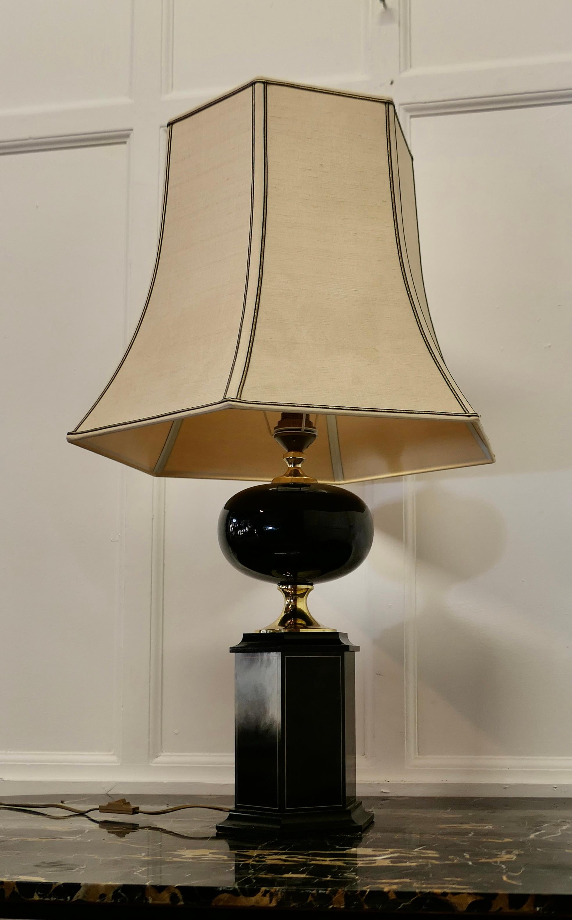 Metal Elegant Oriental Style Black and Brass Table Lamp    For Sale