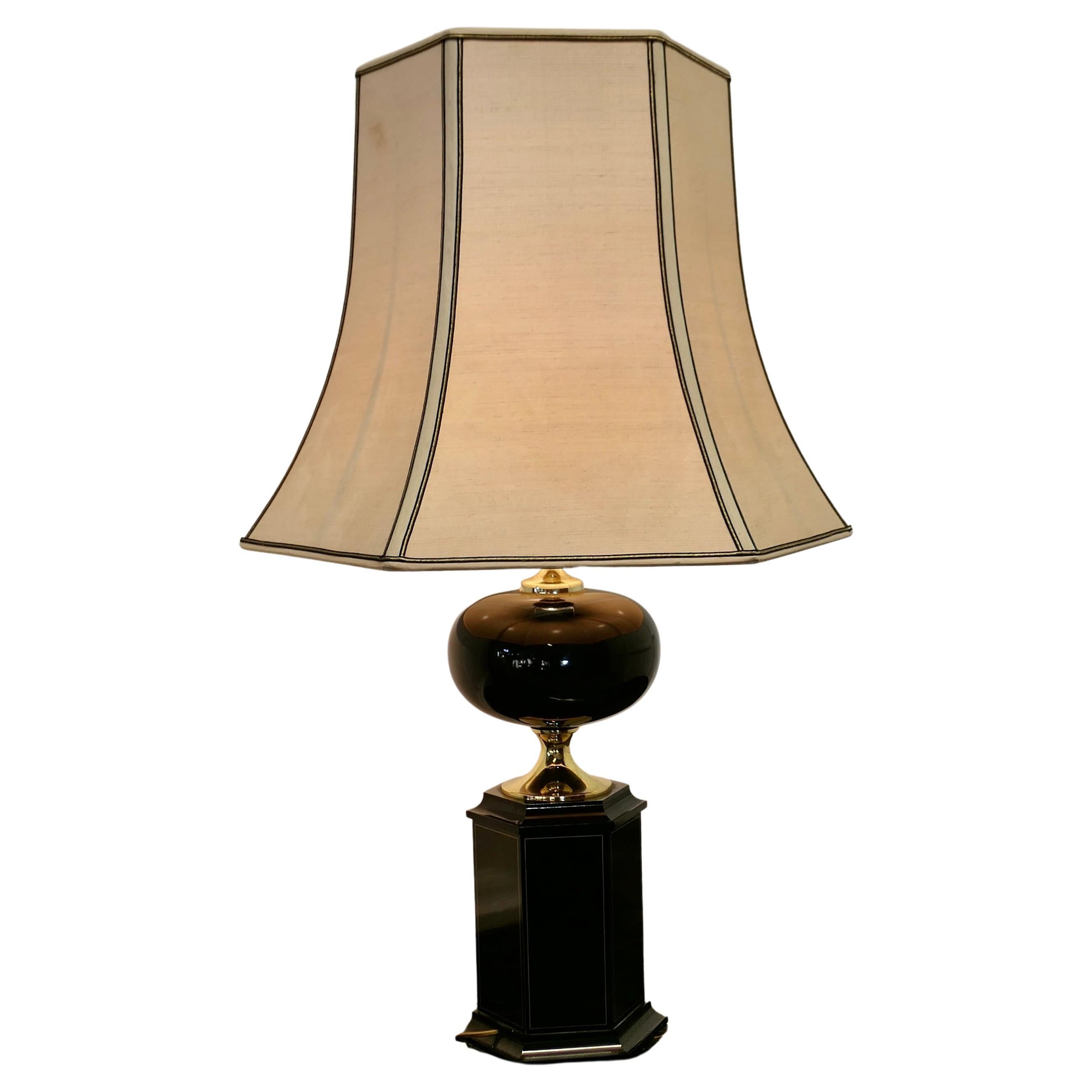 Lampe de table élégante de style oriental en laiton et noir    en vente