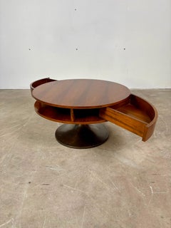 Eleganter, origineller niedriger Tisch mit versteckter Schublade, Italien, 1960er Jahre