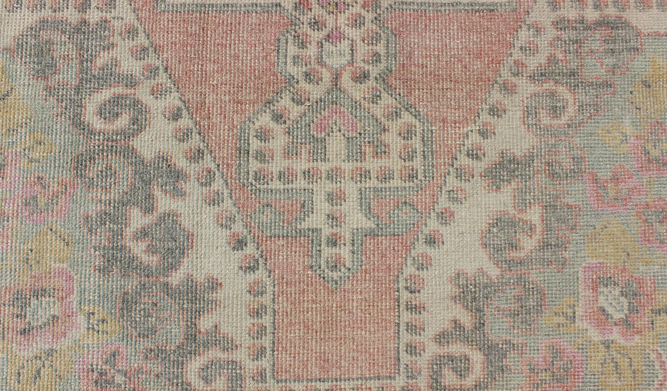 Elegante tappeto Oushak dalla Turchia con design a medaglioni floreali in colori chiari in vendita 3