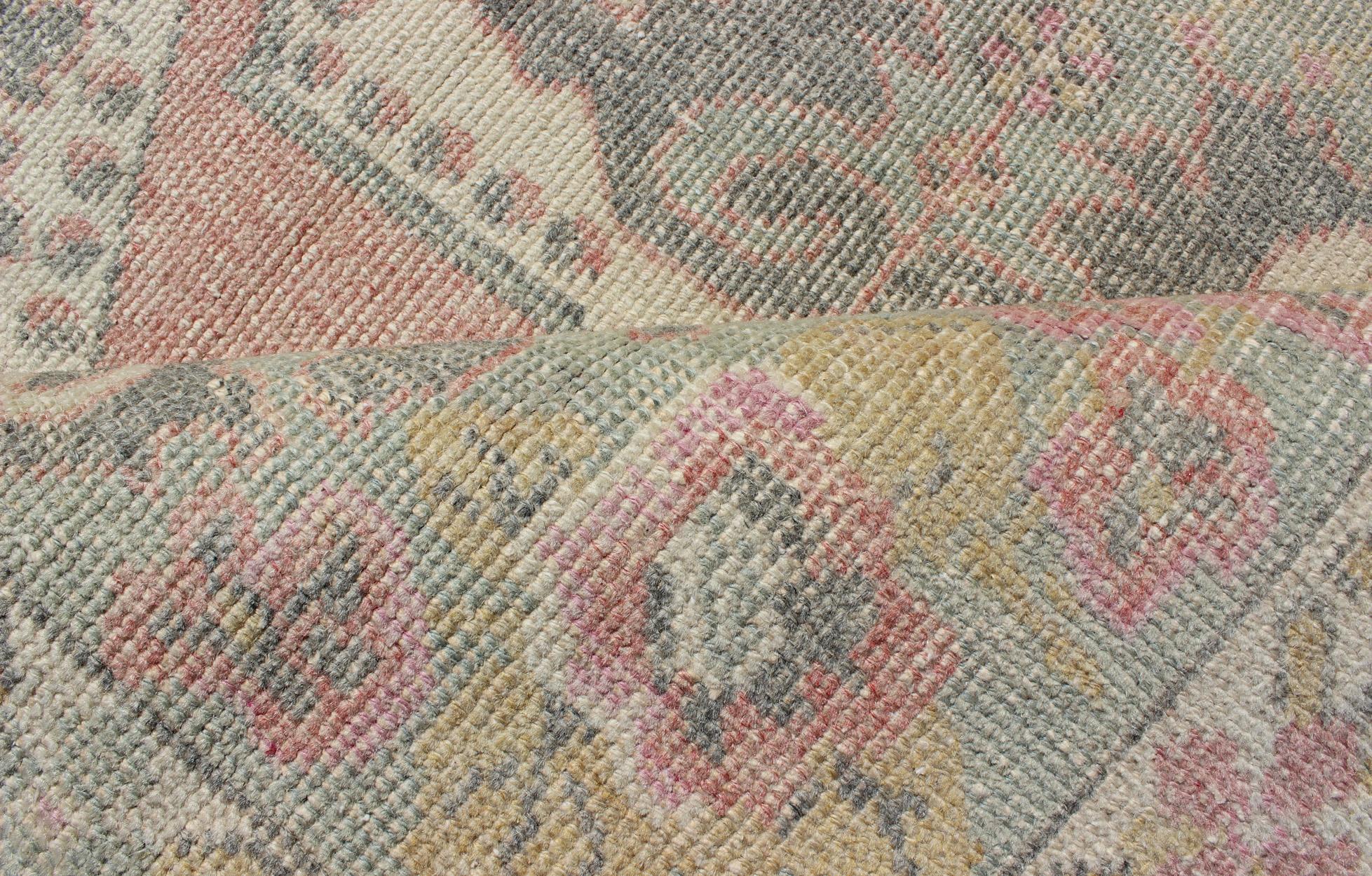 Elegante tappeto Oushak dalla Turchia con design a medaglioni floreali in colori chiari in vendita 4