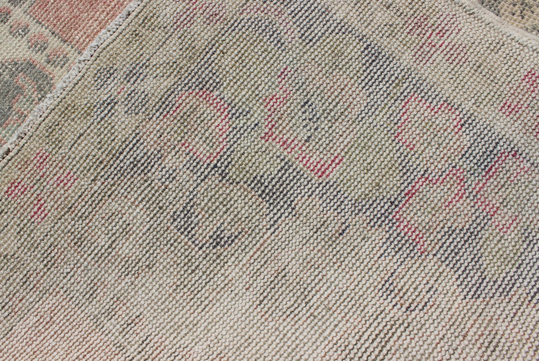 Elegante tappeto Oushak dalla Turchia con design a medaglioni floreali in colori chiari in vendita 5