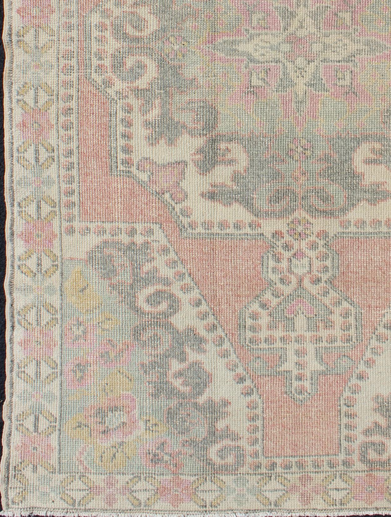 Turco Elegante tappeto Oushak dalla Turchia con design a medaglioni floreali in colori chiari in vendita