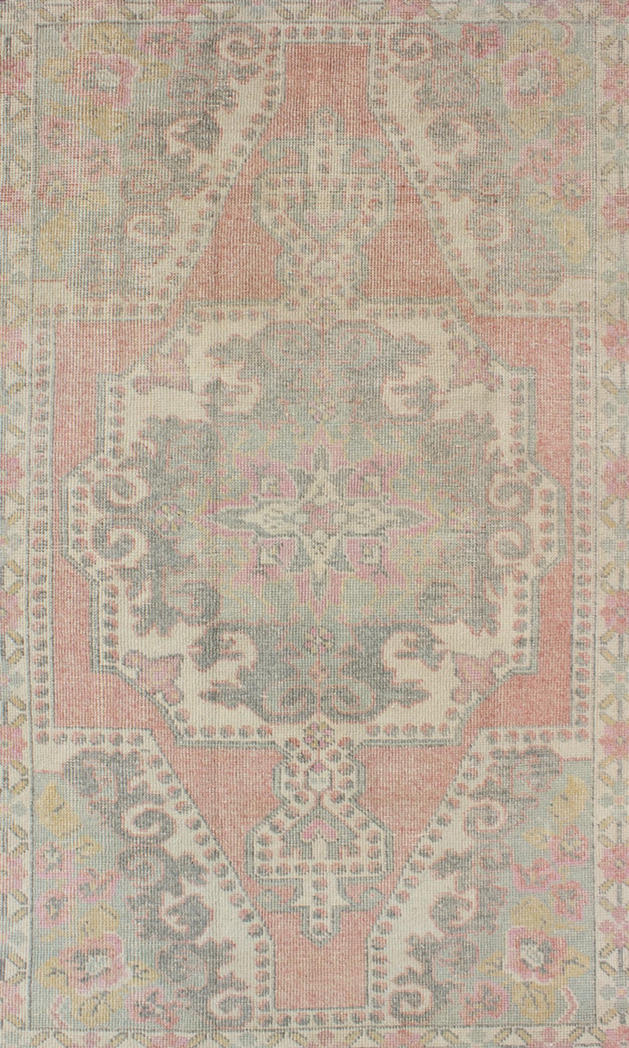 Annodato a mano Elegante tappeto Oushak dalla Turchia con design a medaglioni floreali in colori chiari in vendita